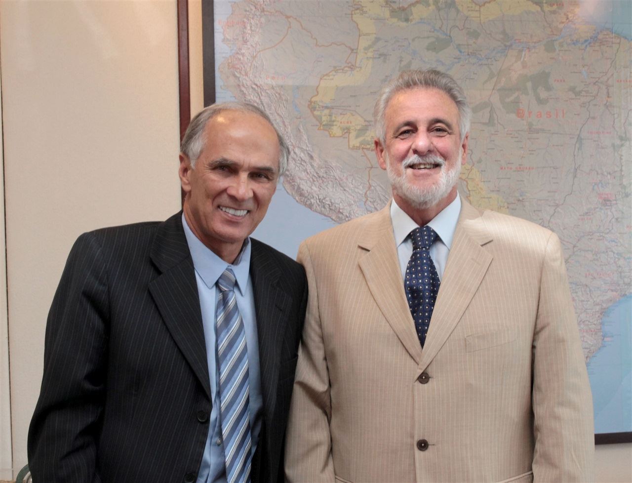 Ministro da Agricultura discute pauta de café com deputado Carlos Melles