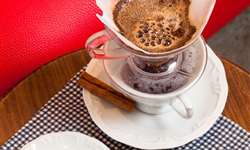 Roteiro Café com Cachaça leva turistas para degustar bebidas premiadas