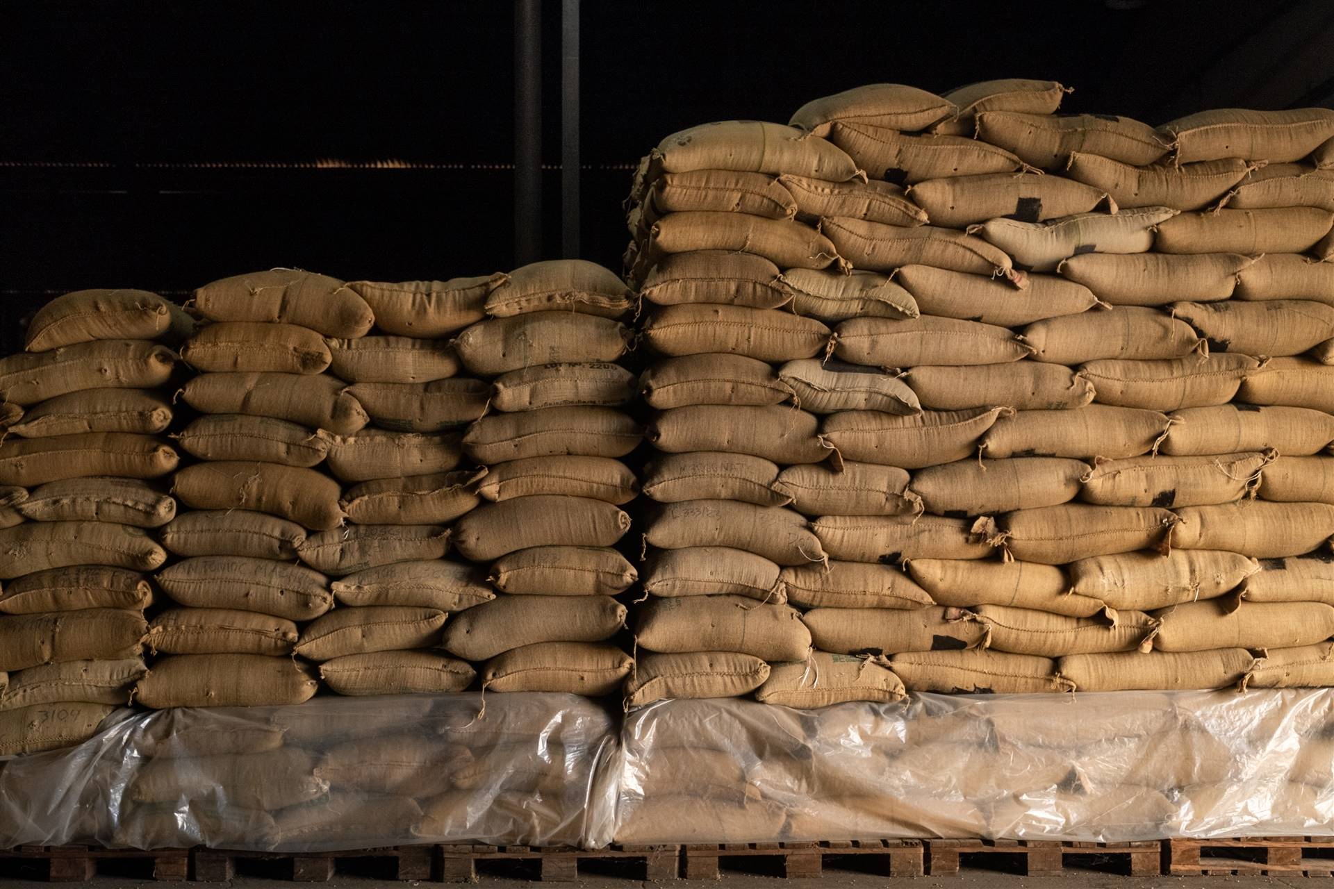 Boletim Carvalhaes: Café recua nas bolsas em semana de forte volatilidade