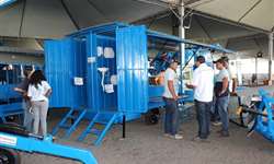 Empresa cria banheiro e refeitório móveis para trabalhadores da cafeicultura
