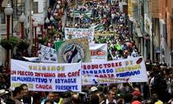 Confrontos violentos e discórdias entre cafeicultores e governo marcam greve na Colômbia