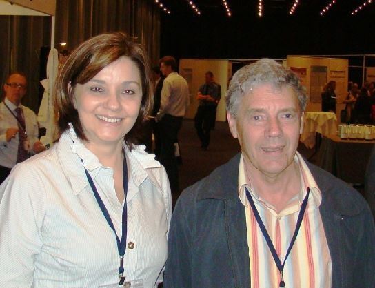 Editores do Livro “Cocoa and Coffee Fermentation”: profª Rosane Schwan e o colega australiano, prof. Graham Fleet, da University of New South Wales. Foto: Divulgação/ Ufla