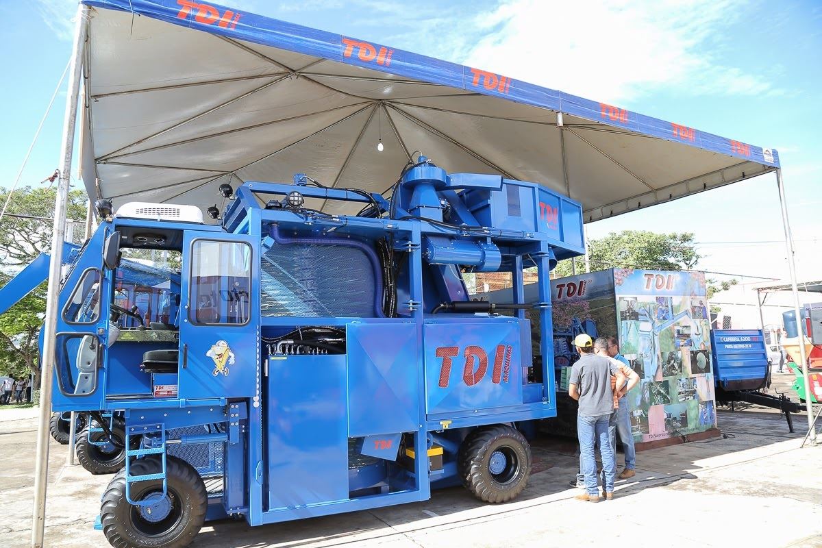 Colhedora com inclinação de 30% é lançada na Fenicafé 2016// Foto: Henrique Vieira