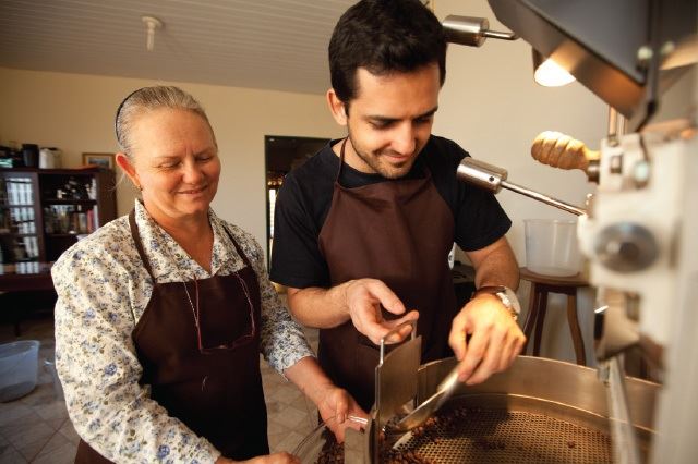 Hugo avalia meticulosamente os cafés após torrá-los com a ajuda de sua mãe, Elisa. / Foto: Érico Hiller/ Café Editora