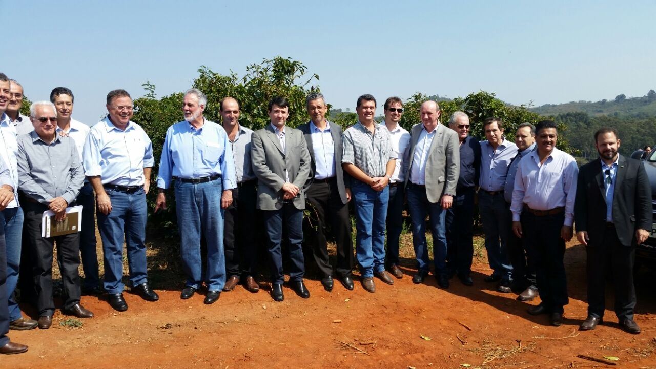 Comitiva de autoridades e produtores durante viagem a Blairo a Minas (Divulgação/Mapa)