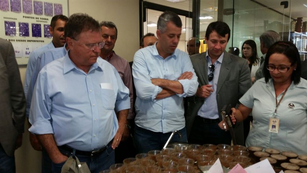 Na visita do ministro Blairo, uma sessão de degustação de café (Divulgação/Mapa)