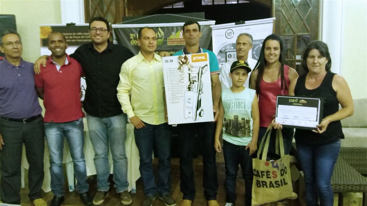 Produtores familiares Marcelo e Edilaine Morais, do Sítio Serra, vencem nas categorias cereja descascado e natural. A família toda foi receber os prêmios // Foto: Café Editora