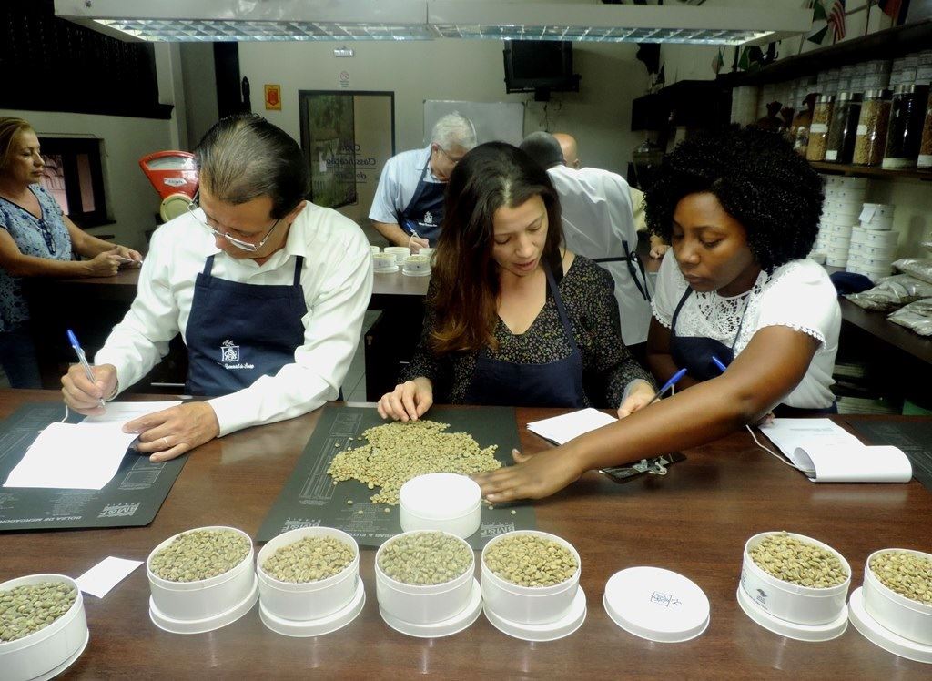 Jurados avaliam os cafés no da 15ª edição do Concurso de Qualidade do Café do Estado de São Paulo // Foto: ACS/ Divulgação