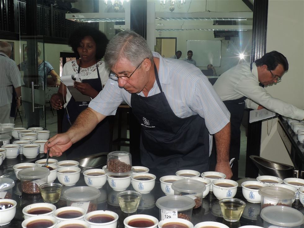 Jurados avaliam os cafés no da 15ª edição do Concurso de Qualidade do Café do Estado de São Paulo // Foto: ACS/ Divulgação