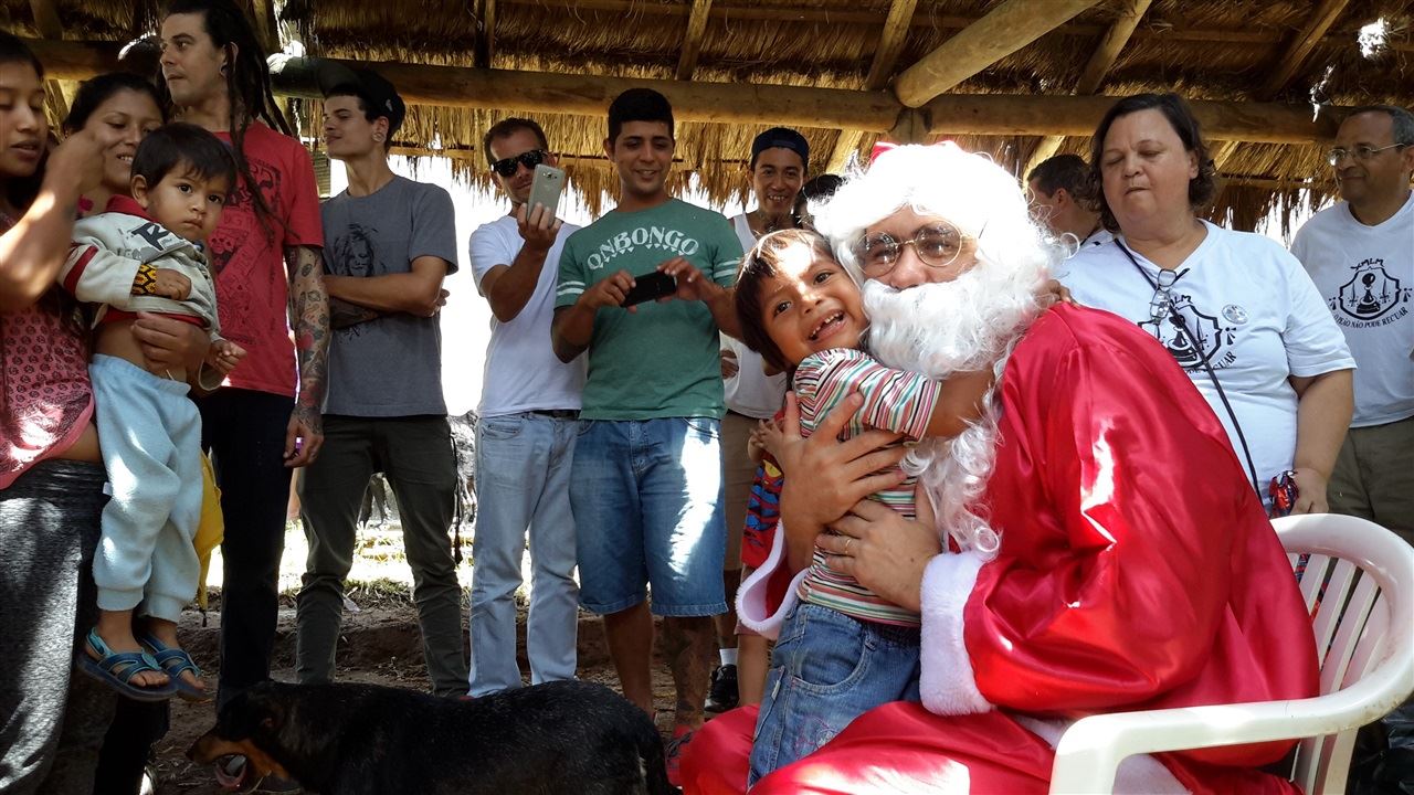 Ton Rodrigues, da True Coffee Brasil, se transforma em Papai Noel para realizar a entrega dos brinquedos arrecadados pelo projeto Natalatte  // Foto: Natalatte 2015