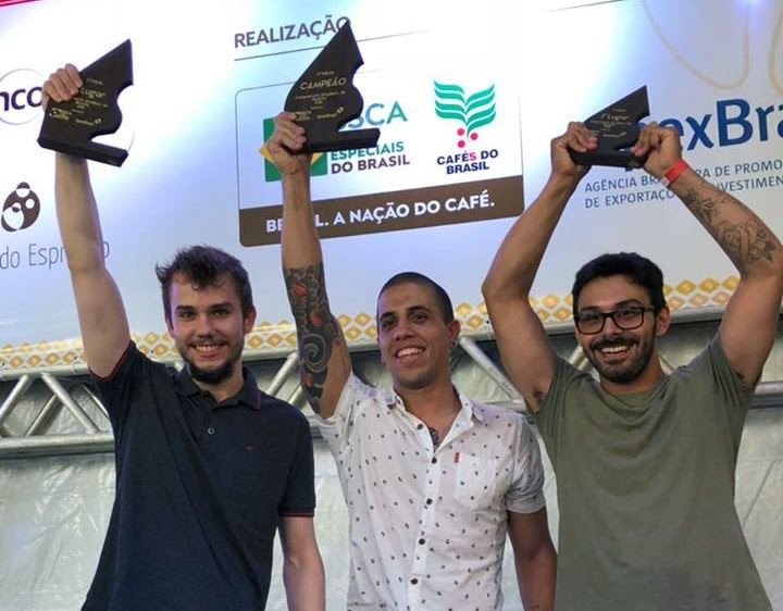 João Michalski (2º lugar), Thiago Sabino (1º lugar) e André Martinelli (3º lugar): o pódio do Campeonato Brasileiro de Barista (BSCA/Divulgação)