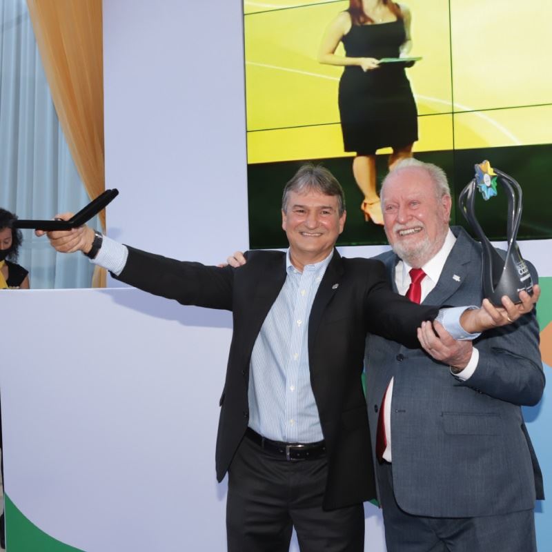 Fernando Cerqueira, presidente da Coocafé, recebe o prêmio das mãos de  Ronaldo Scucato, presidente do Sistema Ocemg. 
